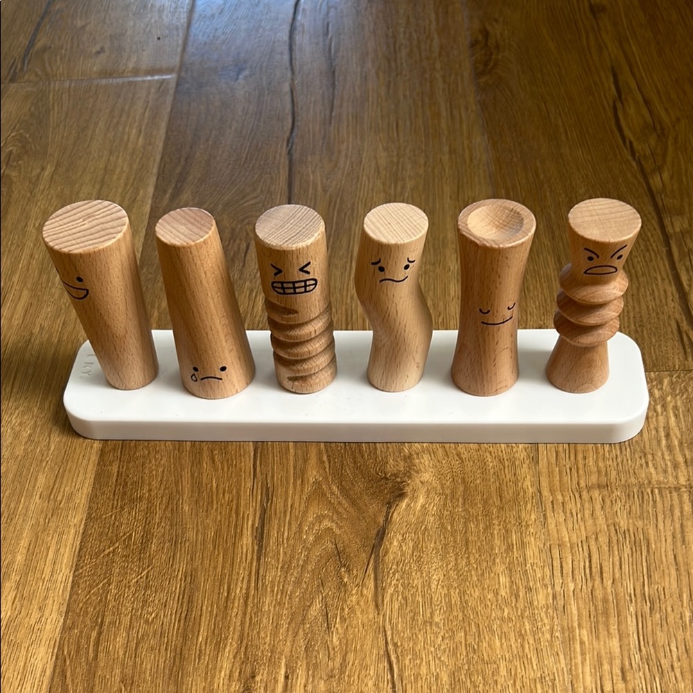 Lovevery feelings peg toy set